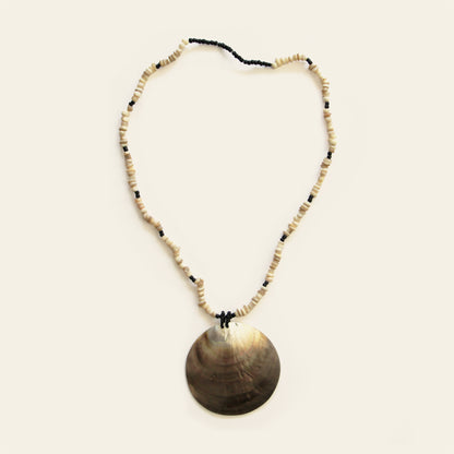 Mother of pearl pendant necklace with stacked beige and black beads – Nayabijou.