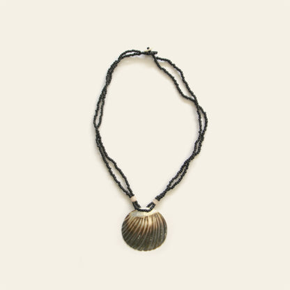 Handmade necklace with black seed beads and a dark scallop shell pendant – Nayabijou.