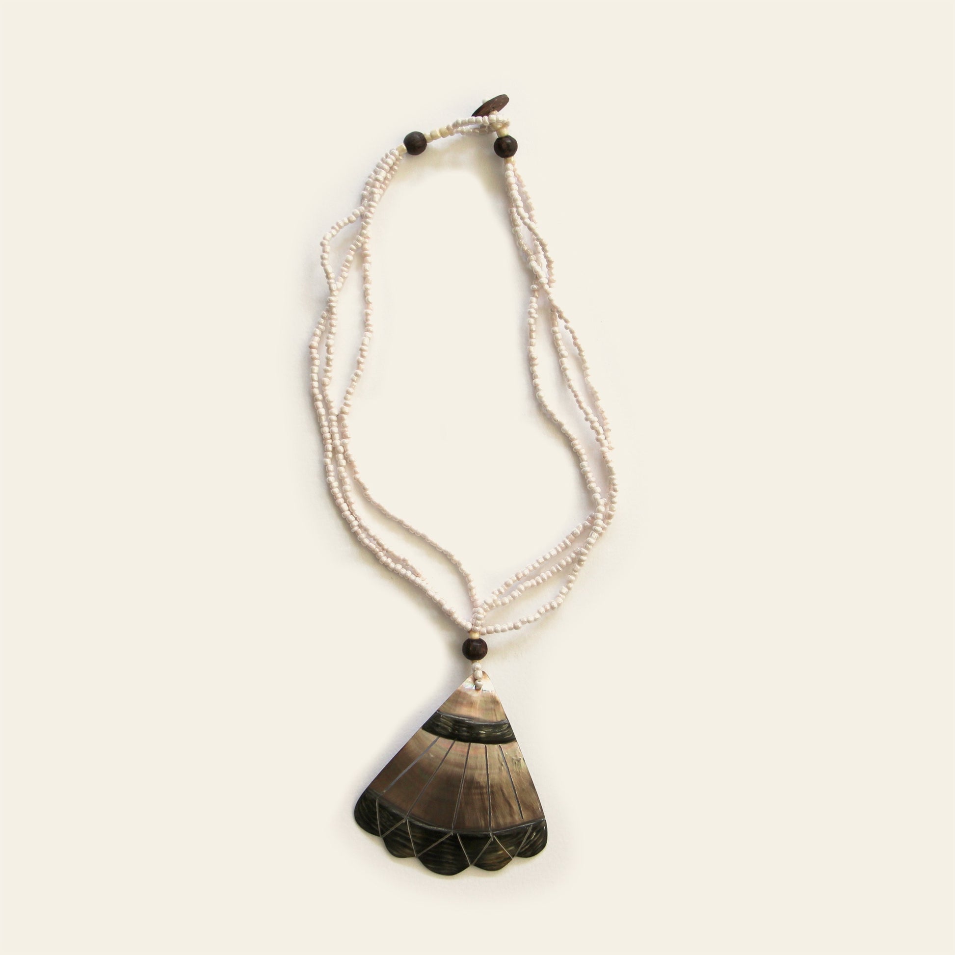 Fan-shaped mother-of-pearl pendant necklace with ivory seed beads – Nayabijou